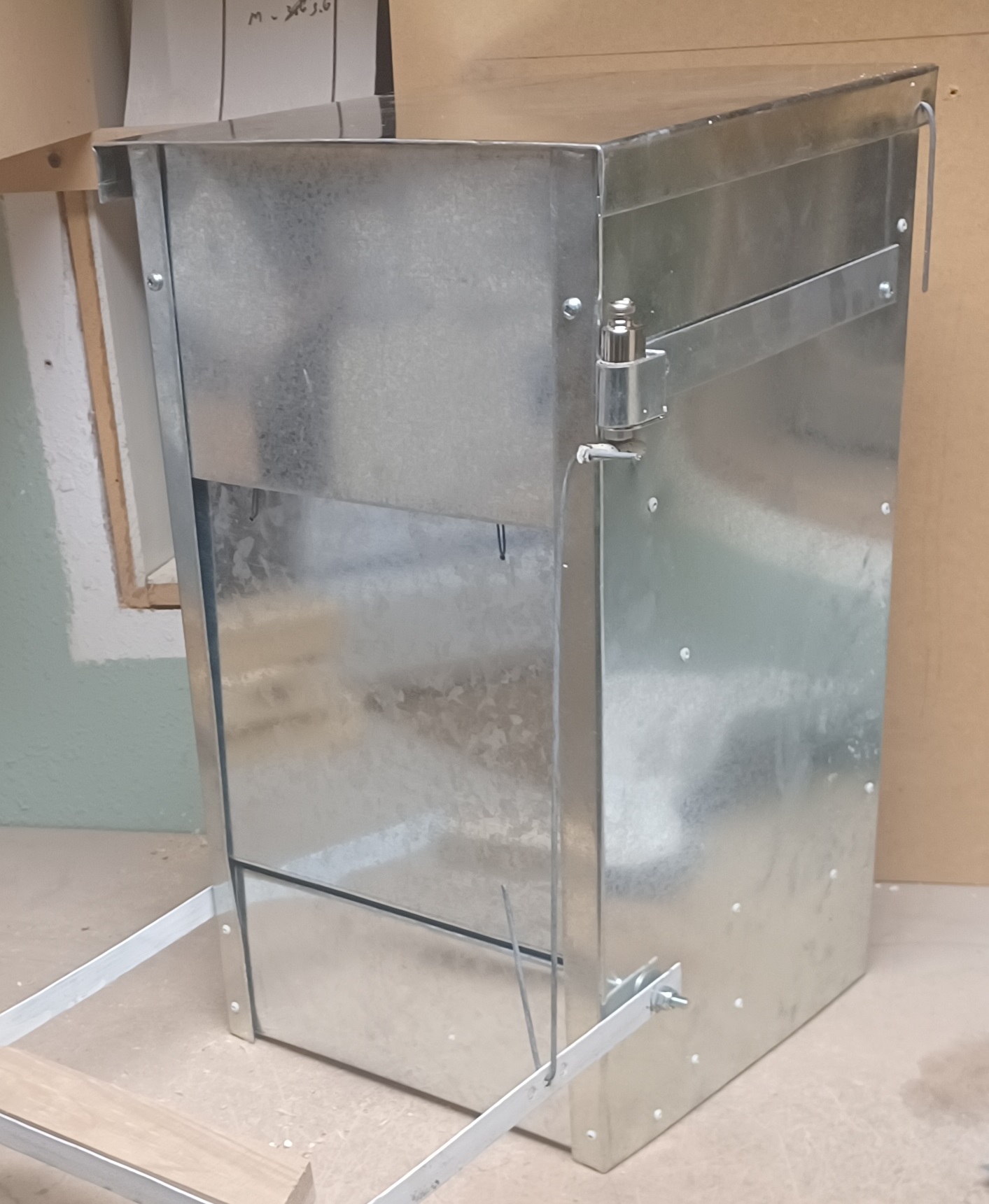 Medium Soft Close Ratproof Feeder